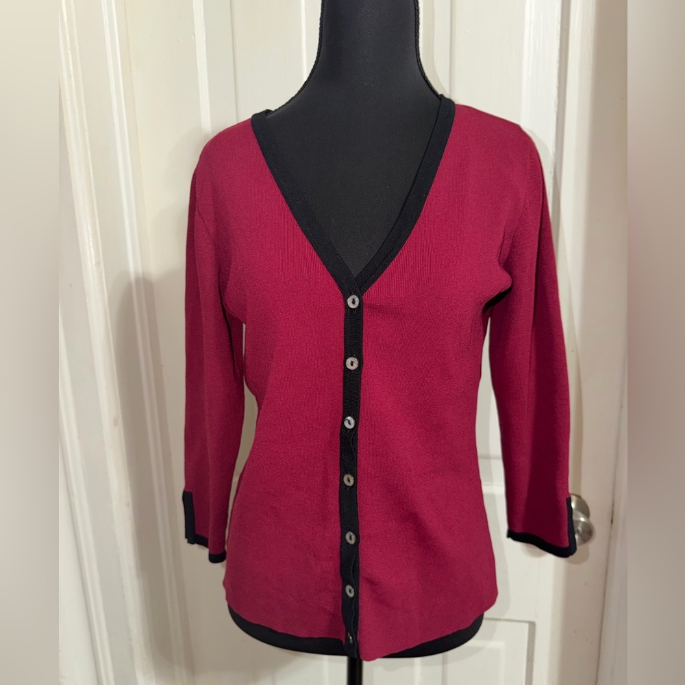Women's medium Linda Mathew's V-Neck Button-Up Sweater -‎ Red and Black